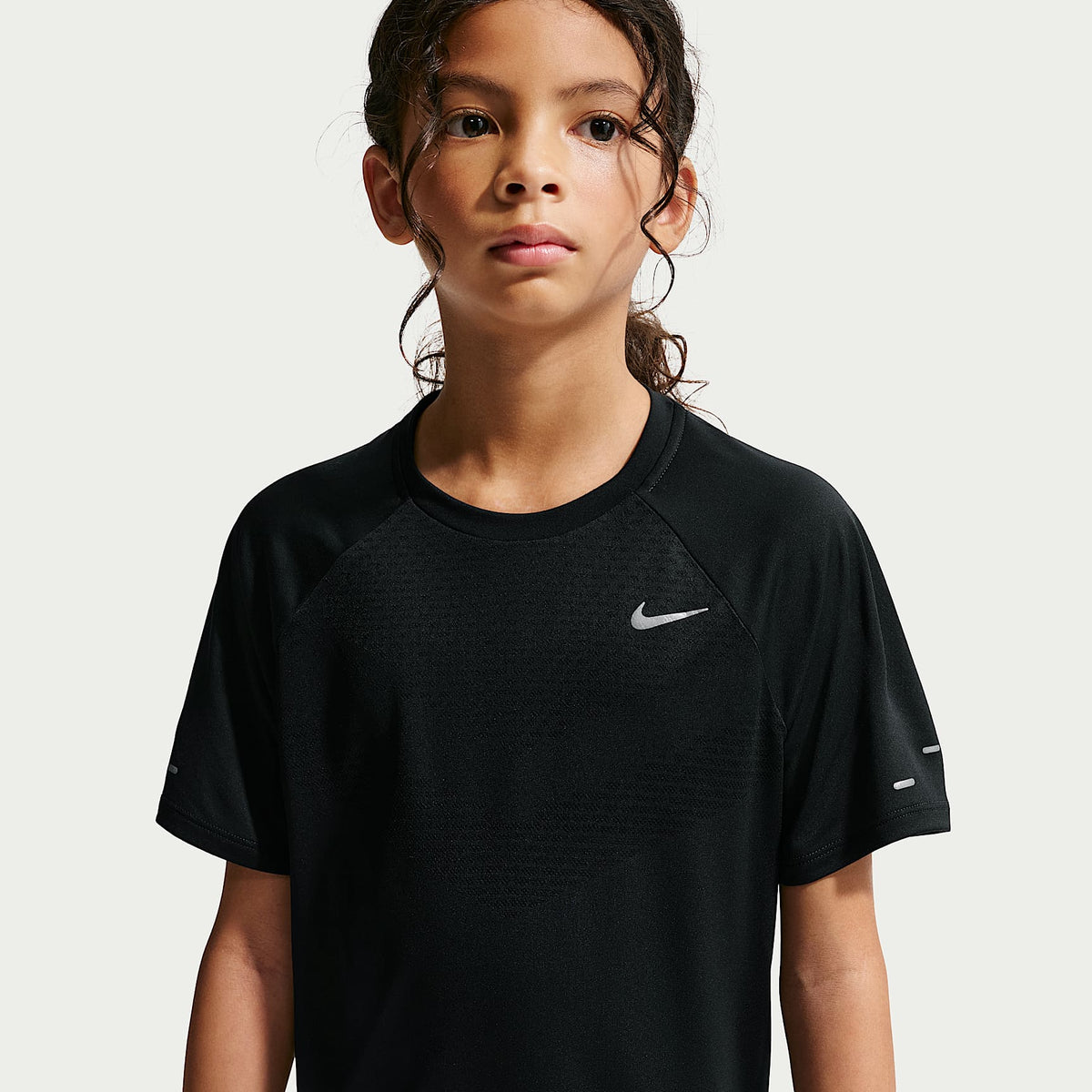 Playera de manga corta Dri-FIT para niños talla grande Nike Stride – Negro – vista 2