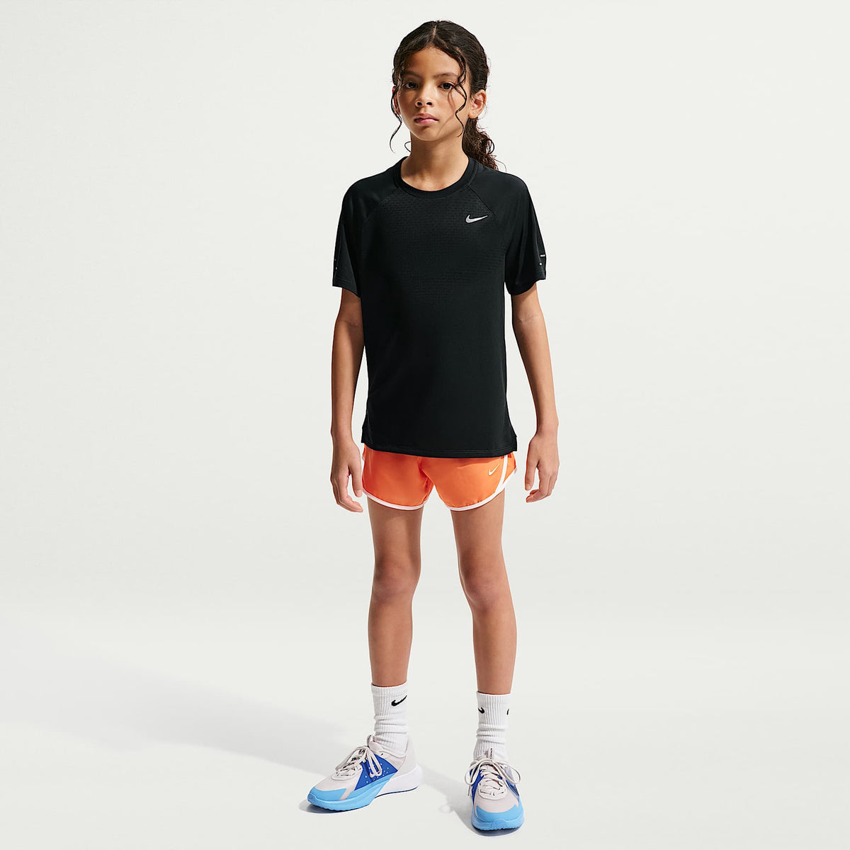 Playera de manga corta Dri-FIT para niños talla grande Nike Stride – Negro – vista 6