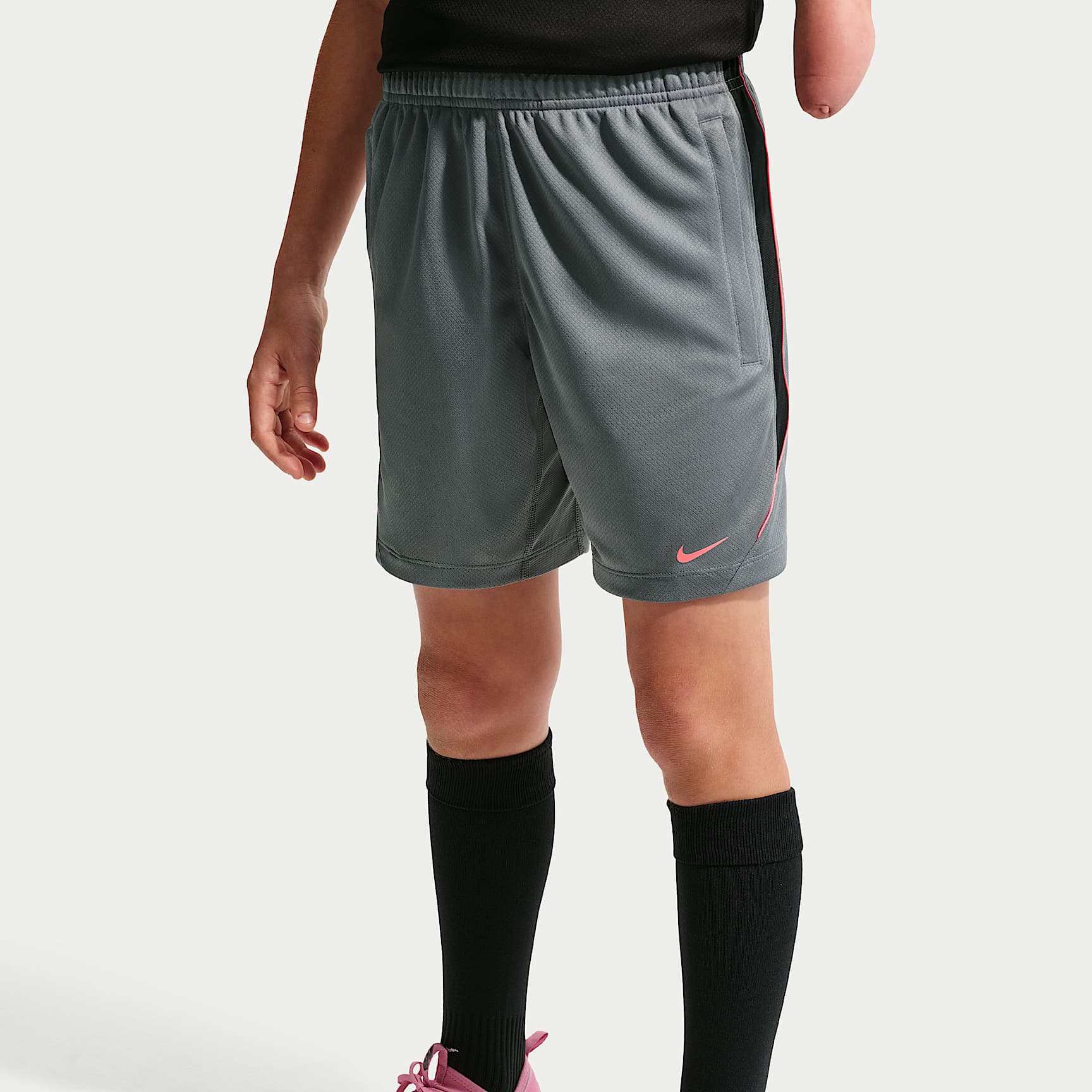 Shorts de fútbol Nike Dri-FIT para niños talla grande Nike Strike – Gris humo/Negro/Ponche cálido/Ponche cálido – vista 2