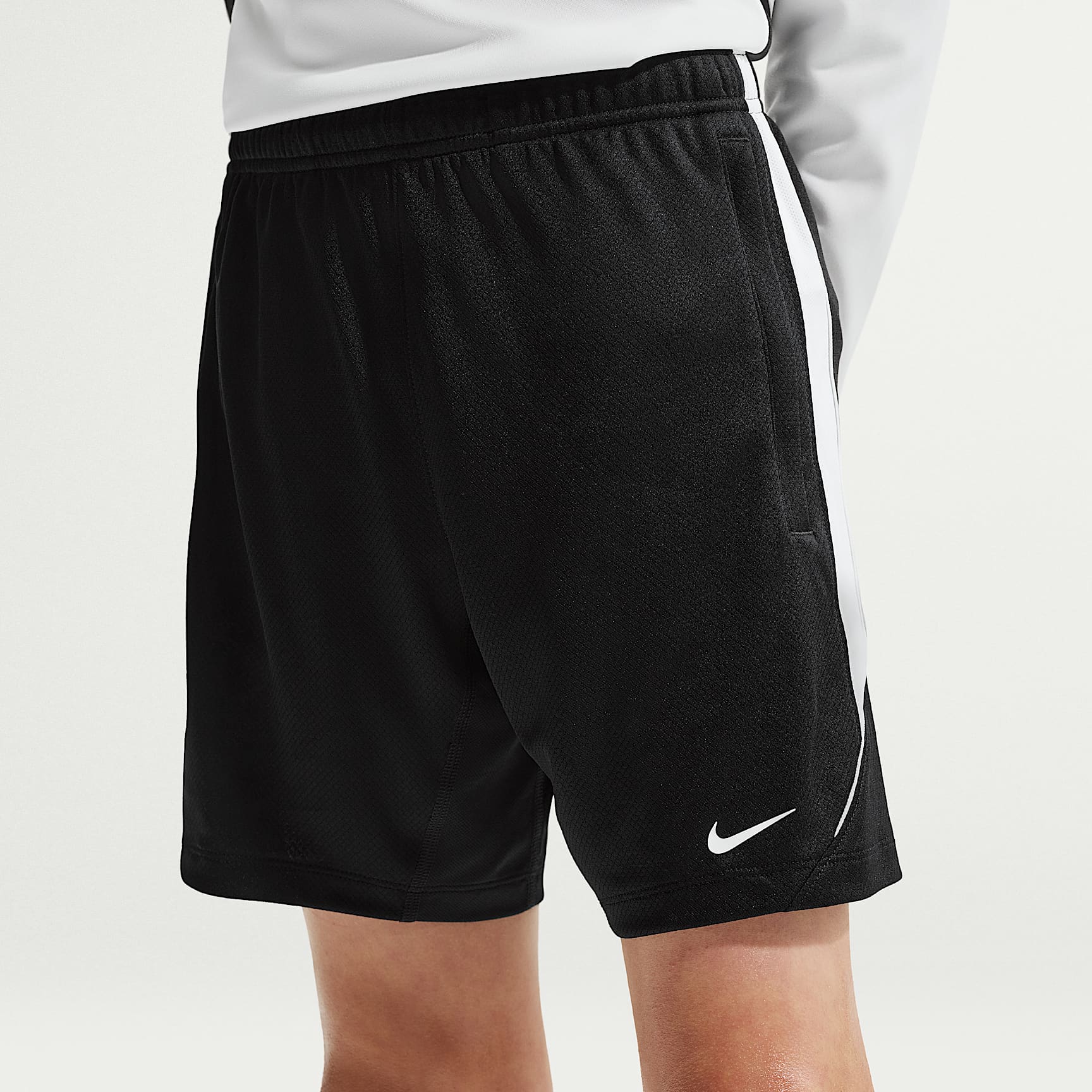 Shorts de fútbol Nike Dri-FIT para niños talla grande Nike Strike – Negro/Blanco/Blanco/Blanco – vista 2