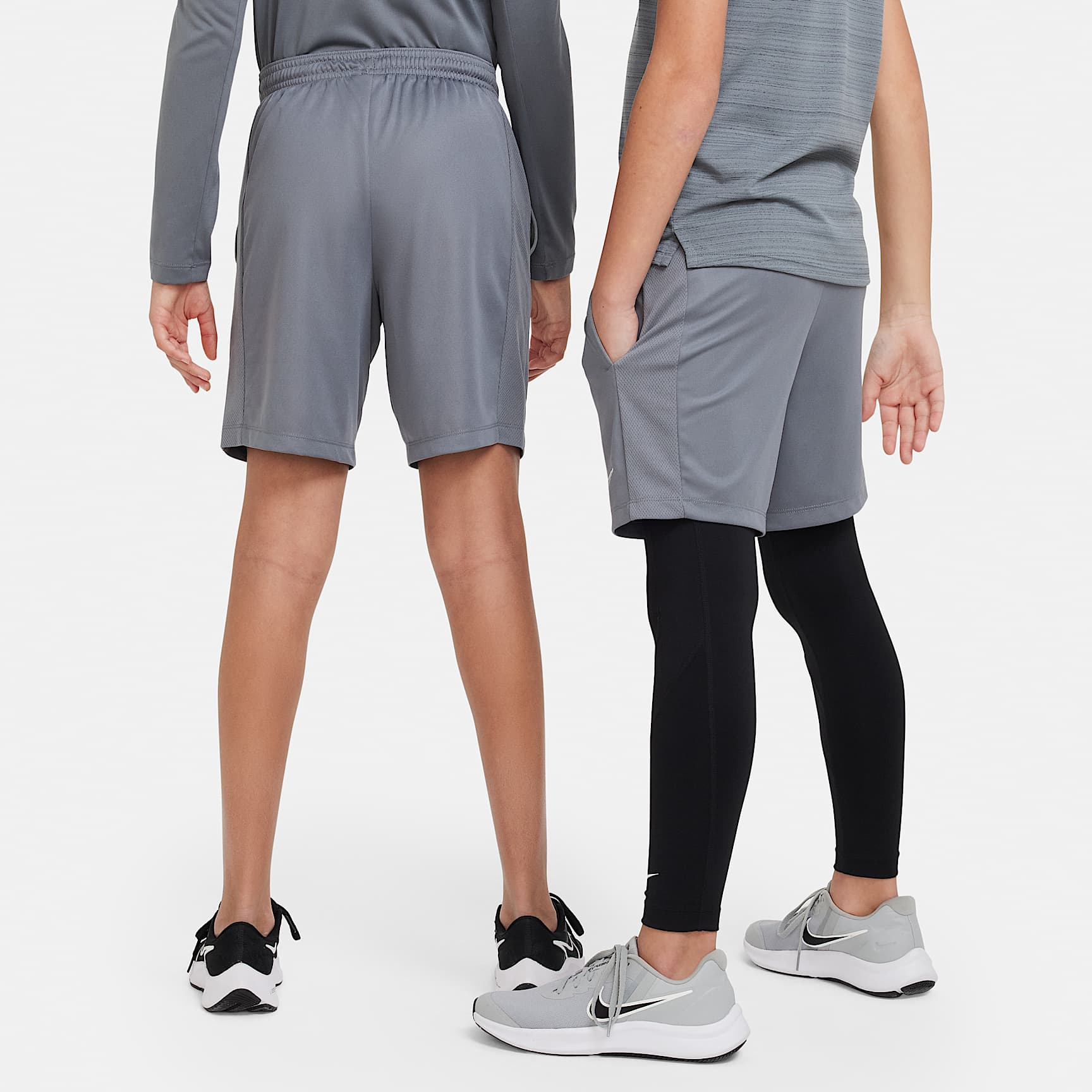 Shorts Dri-FIT para niños talla grande Nike Trophy23 – Gris humo/Gris humo/Blanco – vista 2