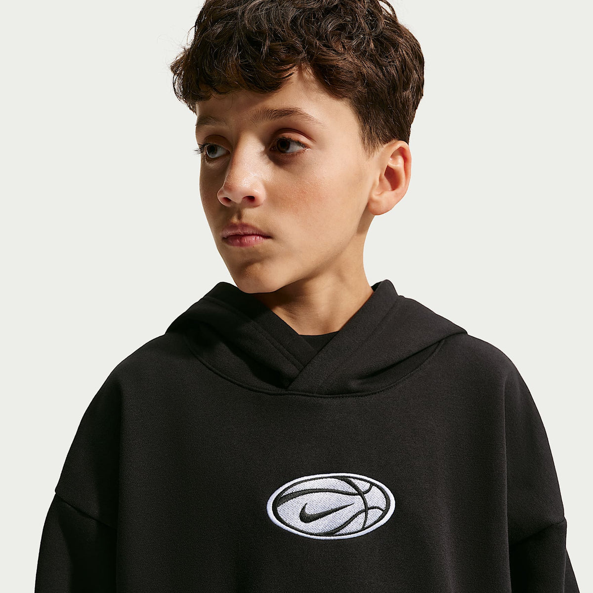 Sudadera con gorro de básquetbol Dri-FIT para niños talla grande Nike – Negro/Blanco – vista 3