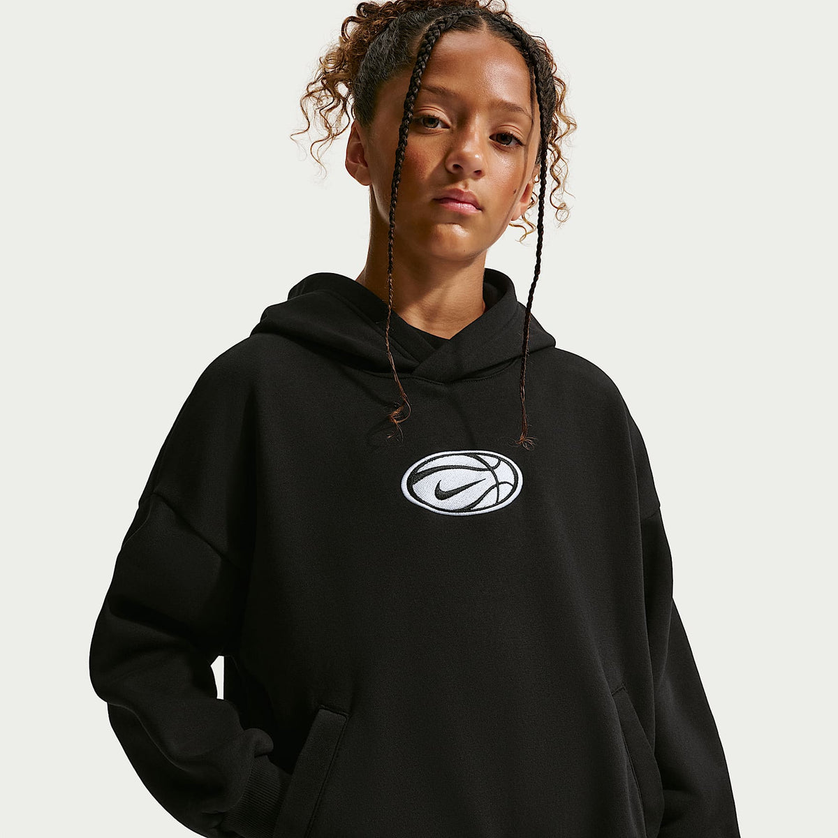 Sudadera con gorro de básquetbol Dri-FIT para niños talla grande Nike – Negro/Blanco – vista 2