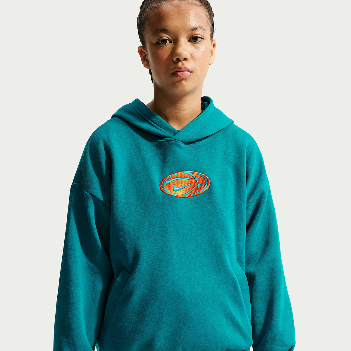 Sudadera con gorro de básquetbol Dri-FIT para niños talla grande Nike – Abeto brillante/Naranja seguridad – vista 2