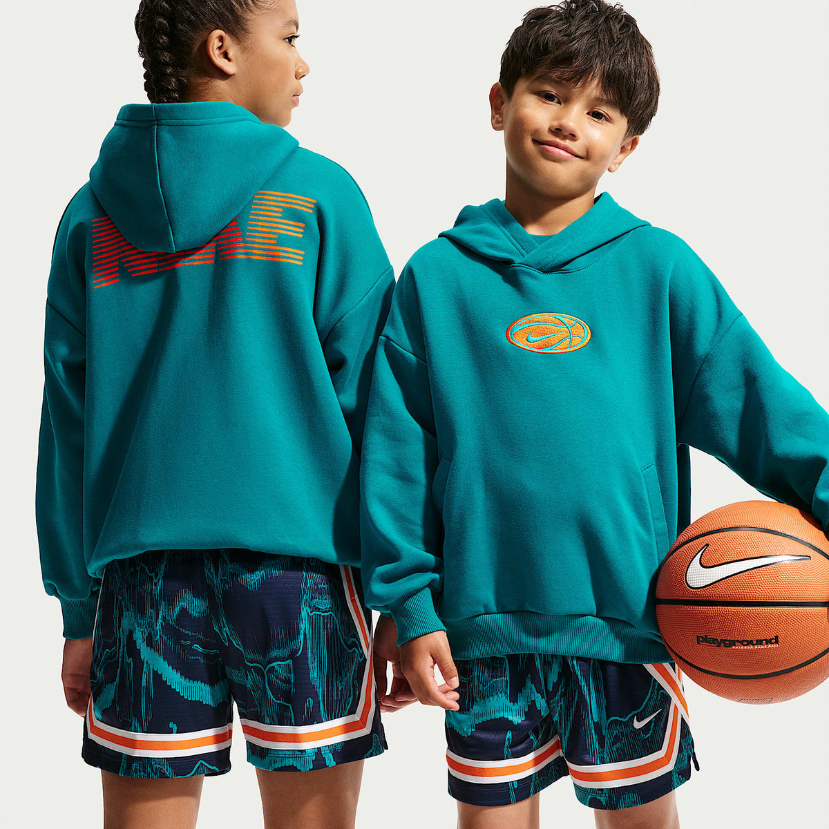 Sudadera con gorro de básquetbol Dri-FIT para niños talla grande Nike – Abeto brillante/Naranja seguridad – vista 1