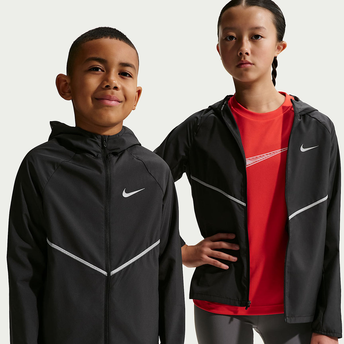 Chamarra de entrenamiento para niños Nike Miler Repel UV – Negro – vista 1