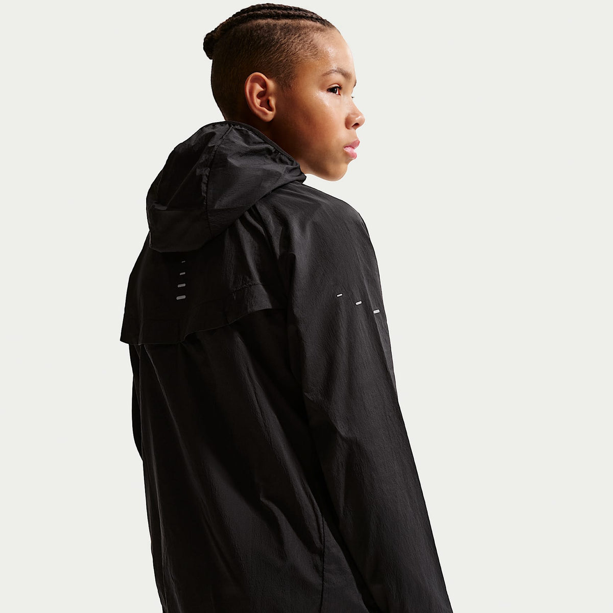 Chamarra de entrenamiento Nike Stride para niños Repel UV – Negro/Negro – vista 5