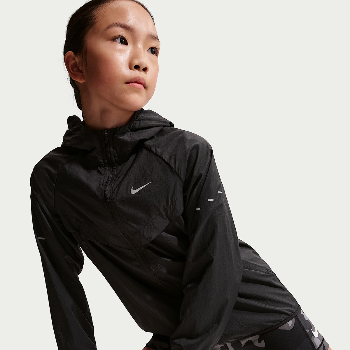 Chamarra de entrenamiento Nike Stride para niños Repel UV – Negro/Negro – vista 2