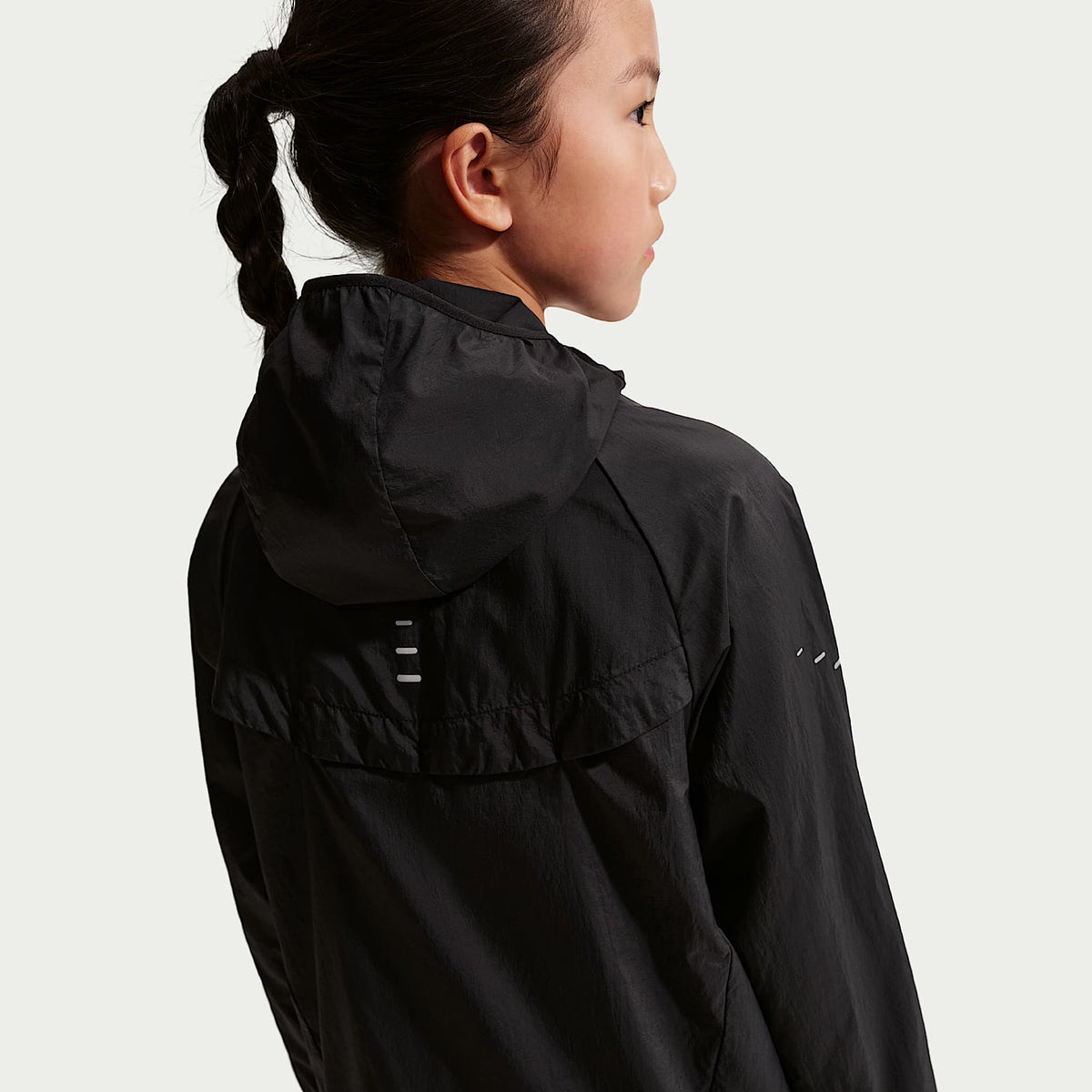 Chamarra de entrenamiento Nike Stride para niños Repel UV – Negro/Negro – vista 4