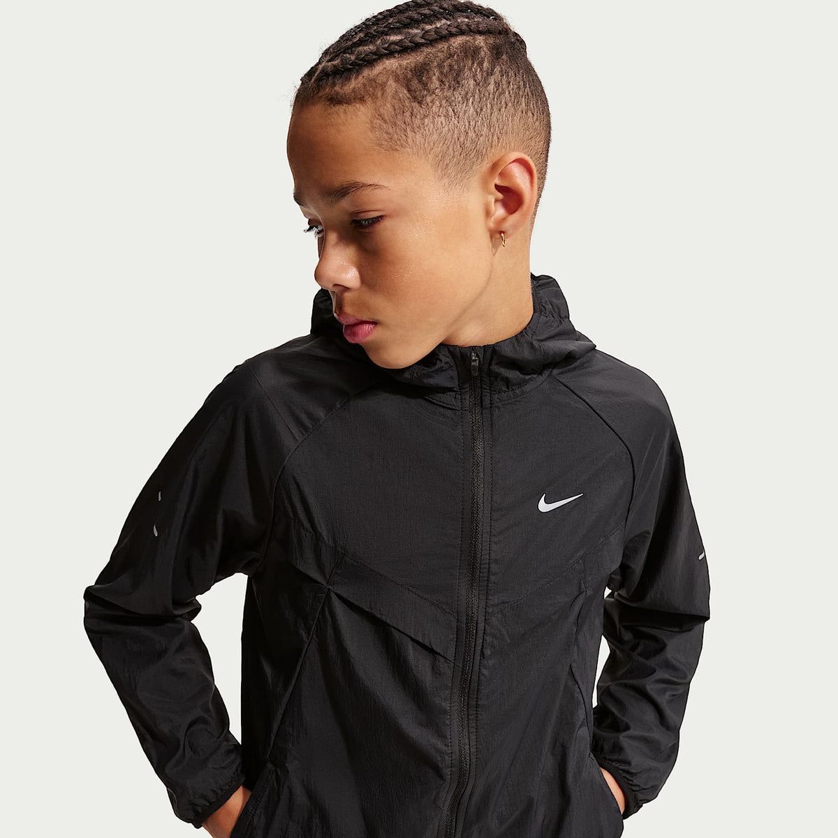 Chamarra de entrenamiento Nike Stride para niños Repel UV – Negro/Negro – vista 3