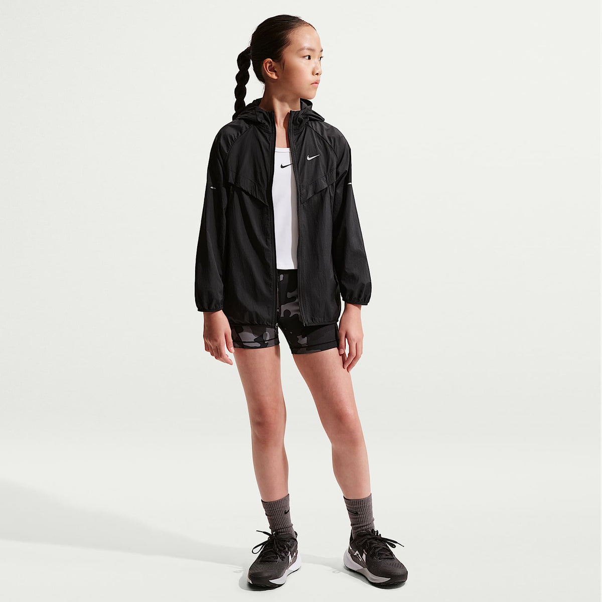 Chamarra de entrenamiento Nike Stride para niños Repel UV – Negro/Negro – vista 7