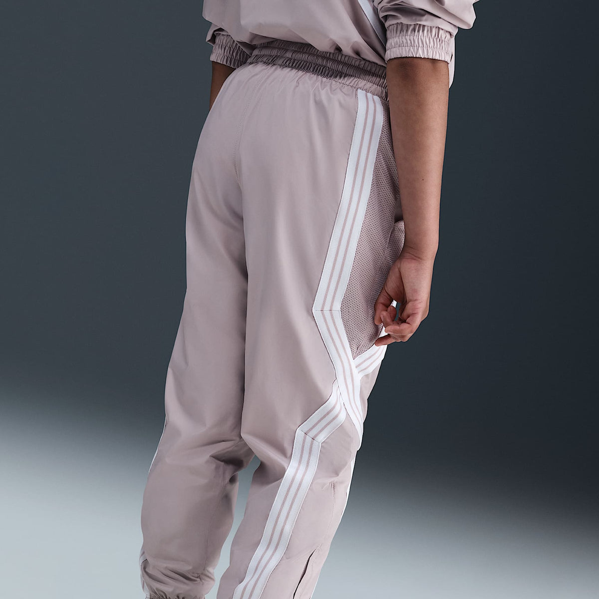 Pants de básquetbol Repel para niños talla grande Nike Crossover – Violeta platino/Blanco – vista 5