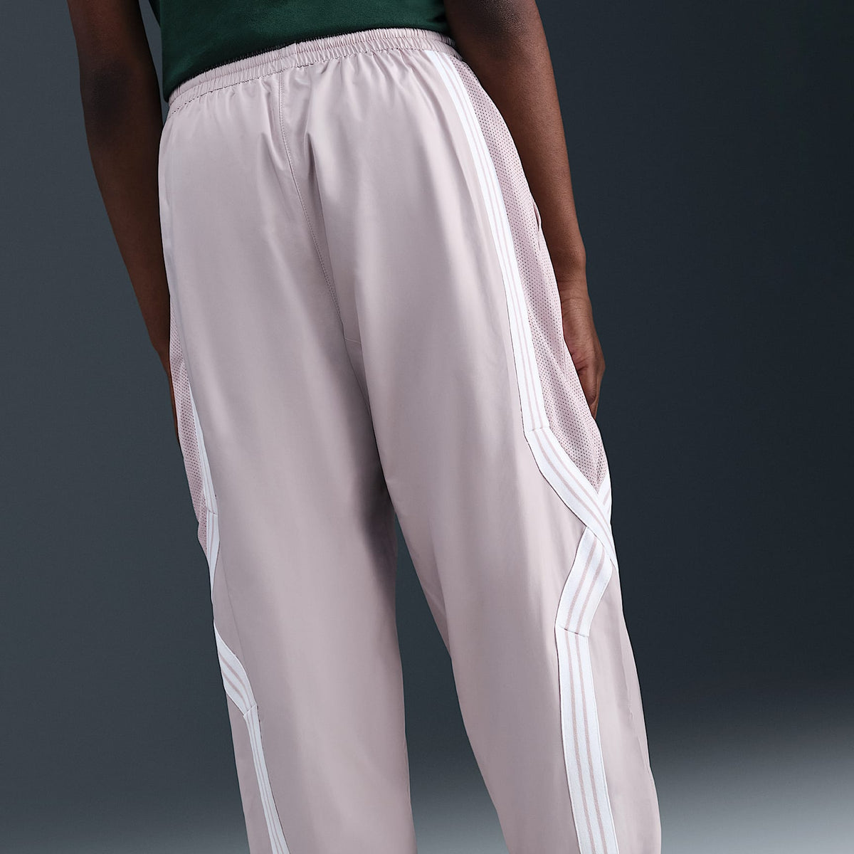 Pants de básquetbol Repel para niños talla grande Nike Crossover – Violeta platino/Blanco – vista 4