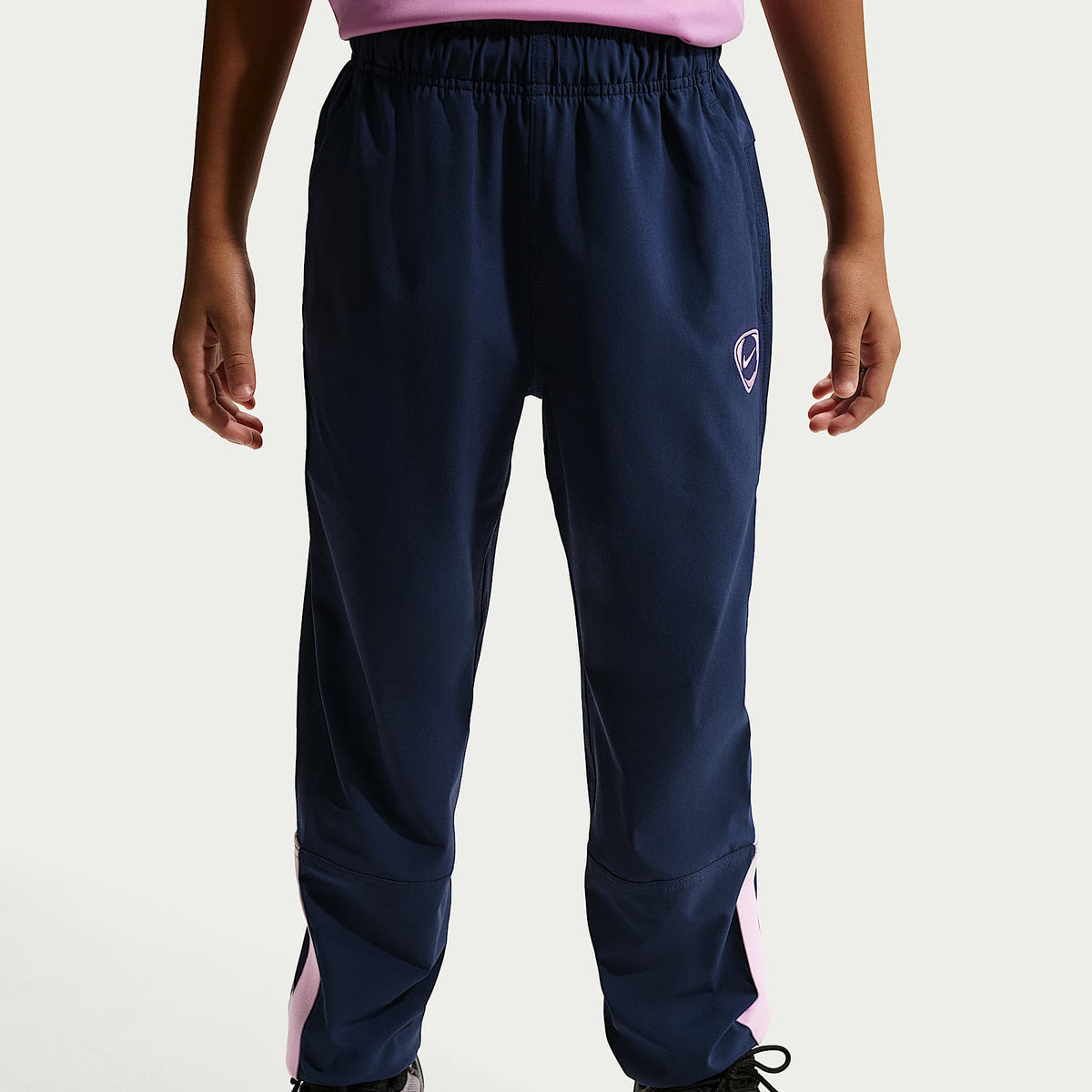 Pants de fútbol Nike Energy de tejido Woven Repel para niños talla grande – Azul marino medianoche/Azul cancha/Espuma rosa/Azul cancha – vista 2