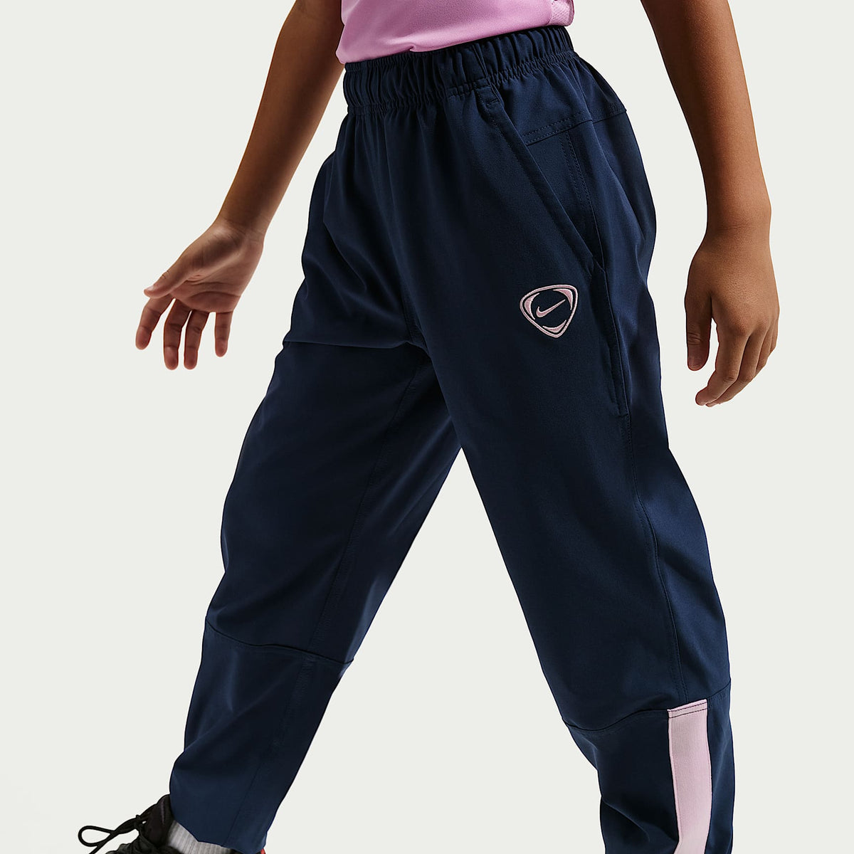 Pants de fútbol Nike Energy de tejido Woven Repel para niños talla grande – Azul marino medianoche/Azul cancha/Espuma rosa/Azul cancha – vista 3