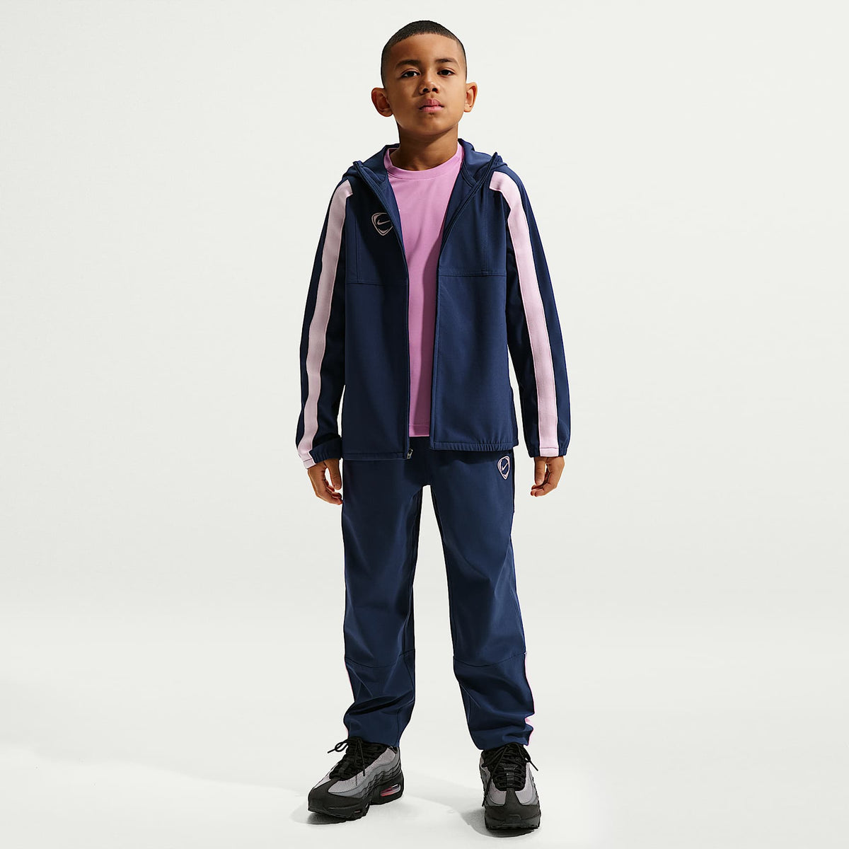 Pants de fútbol Nike Energy de tejido Woven Repel para niños talla grande – Azul marino medianoche/Azul cancha/Espuma rosa/Azul cancha – vista 1