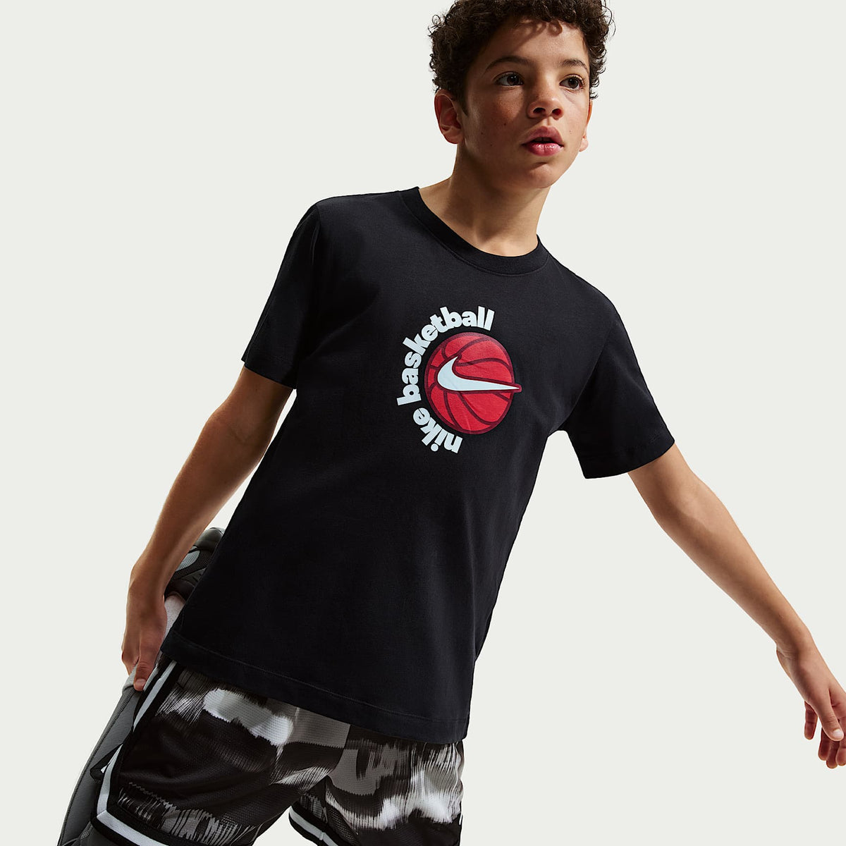 Playera para niños talla grande Nike Básquetbol – Negro – vista 3