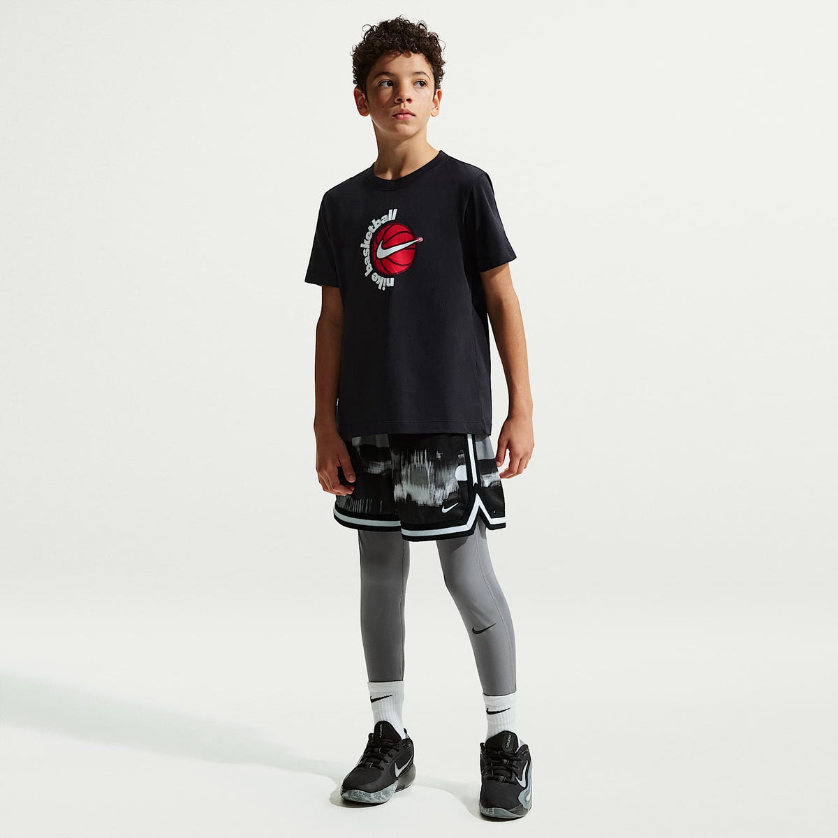 Playera para niños talla grande Nike Básquetbol – Negro – vista 7