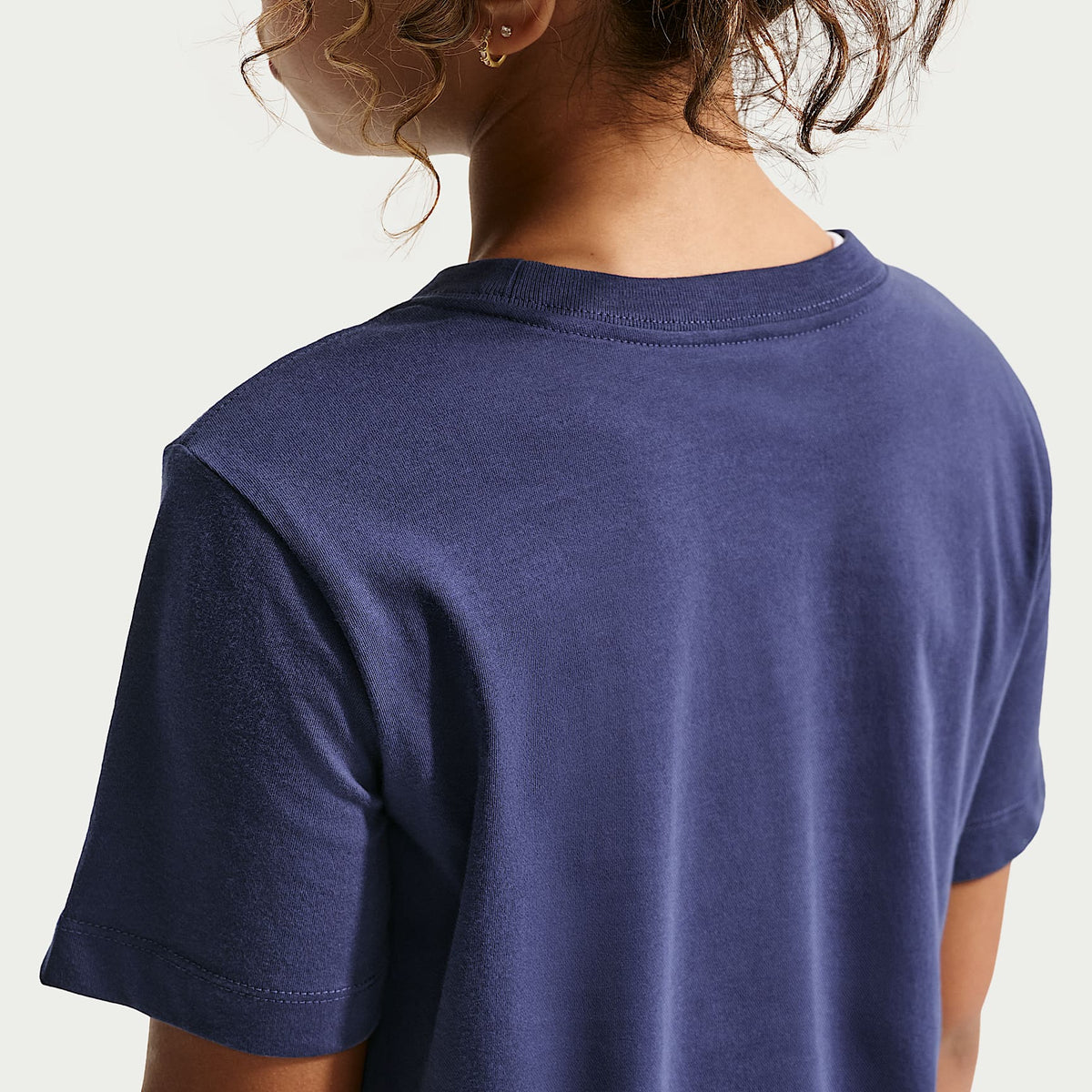 Playera para niños talla grande Nike – Azul marino medianoche – vista 2