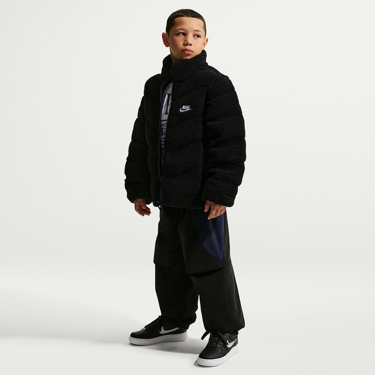 Chamarra acolchada Therma-FIT holgada para niños talla grande Nike Sportswear – Negro/Negro/Blanco – vista 7