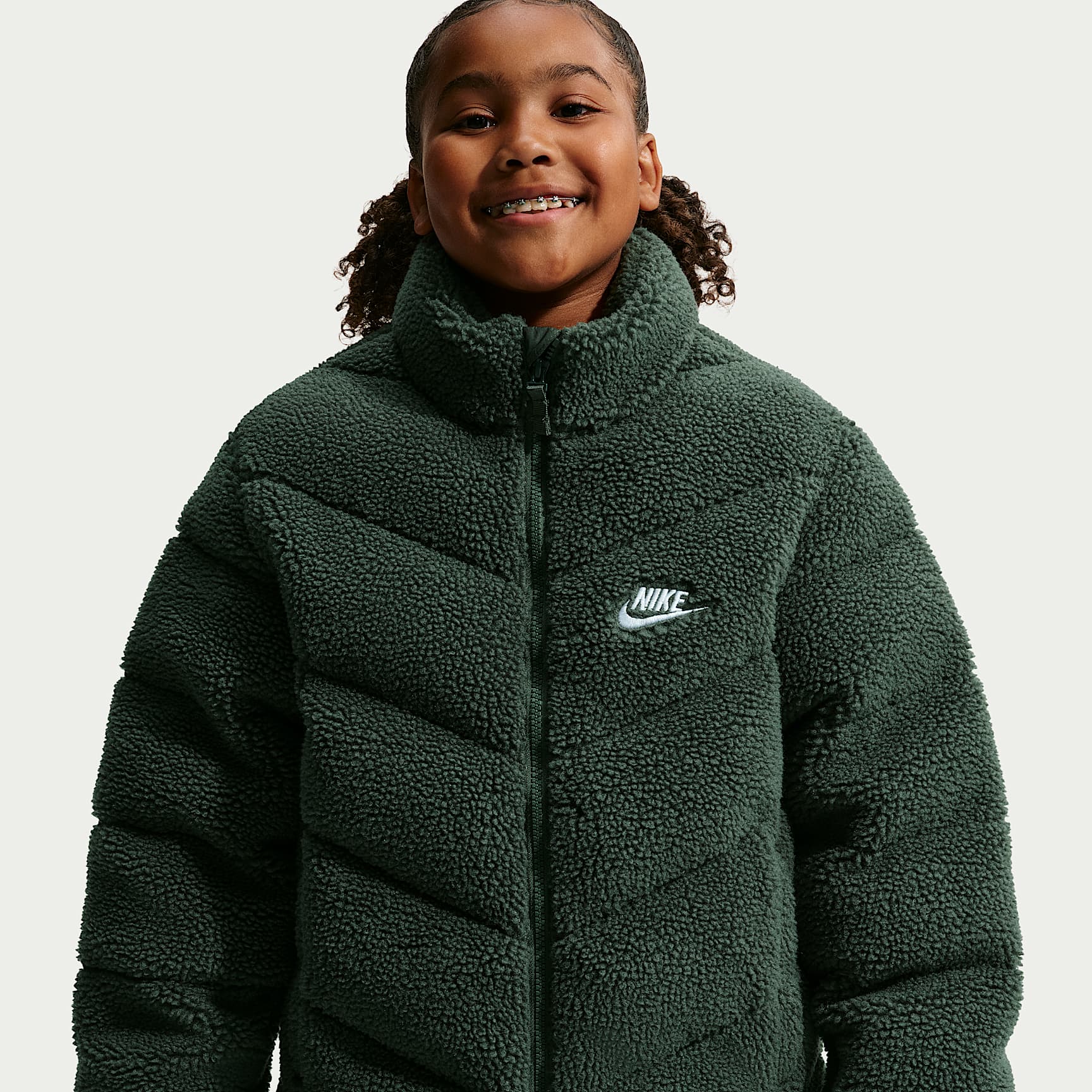 Chamarra acolchada Therma-FIT holgada para niños talla grande Nike Sportswear – Verde camuflaje/Verde camuflaje/Blanco – vista 2