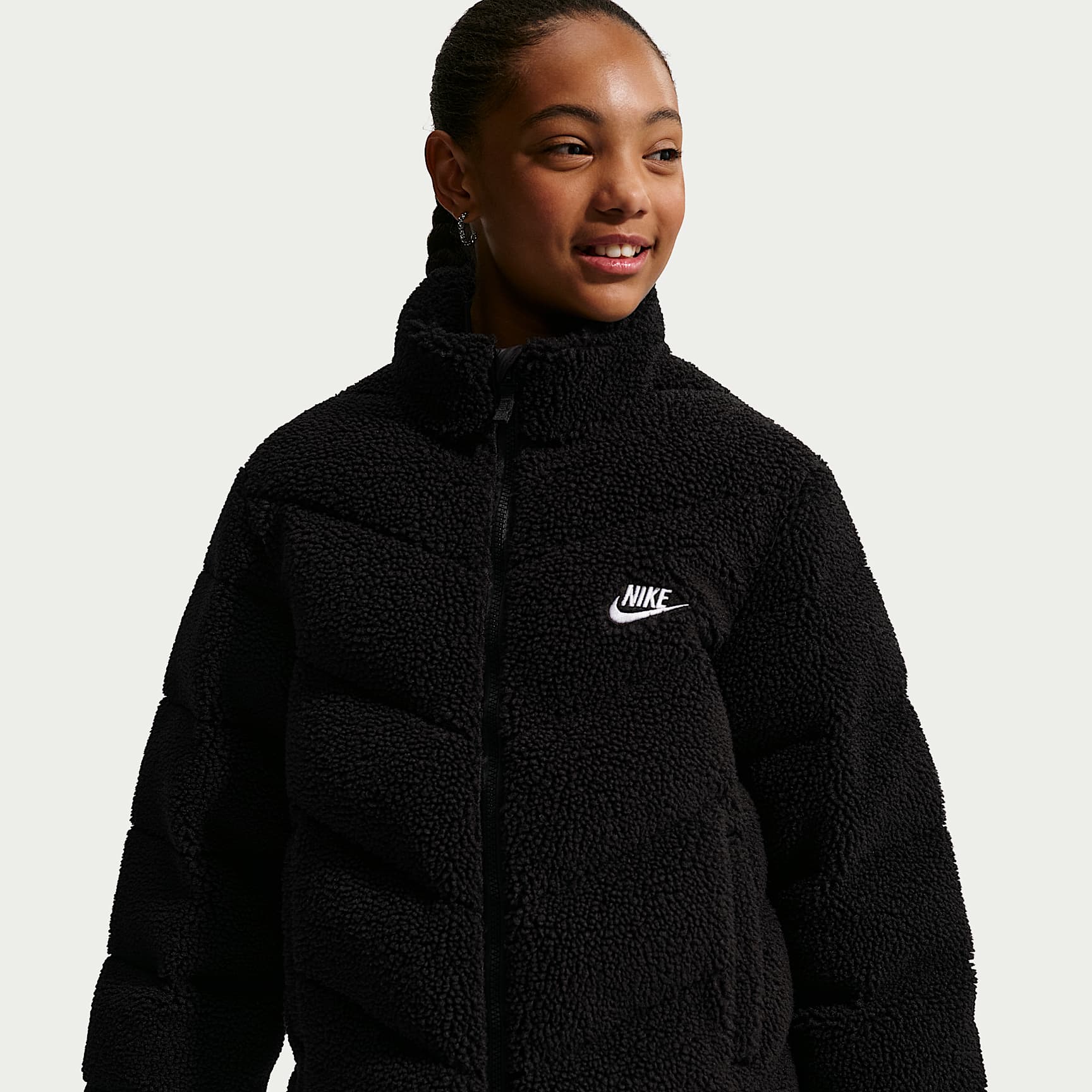 Chamarra acolchada Therma-FIT holgada para niños talla grande Nike Sportswear – Negro/Negro/Blanco – vista 2