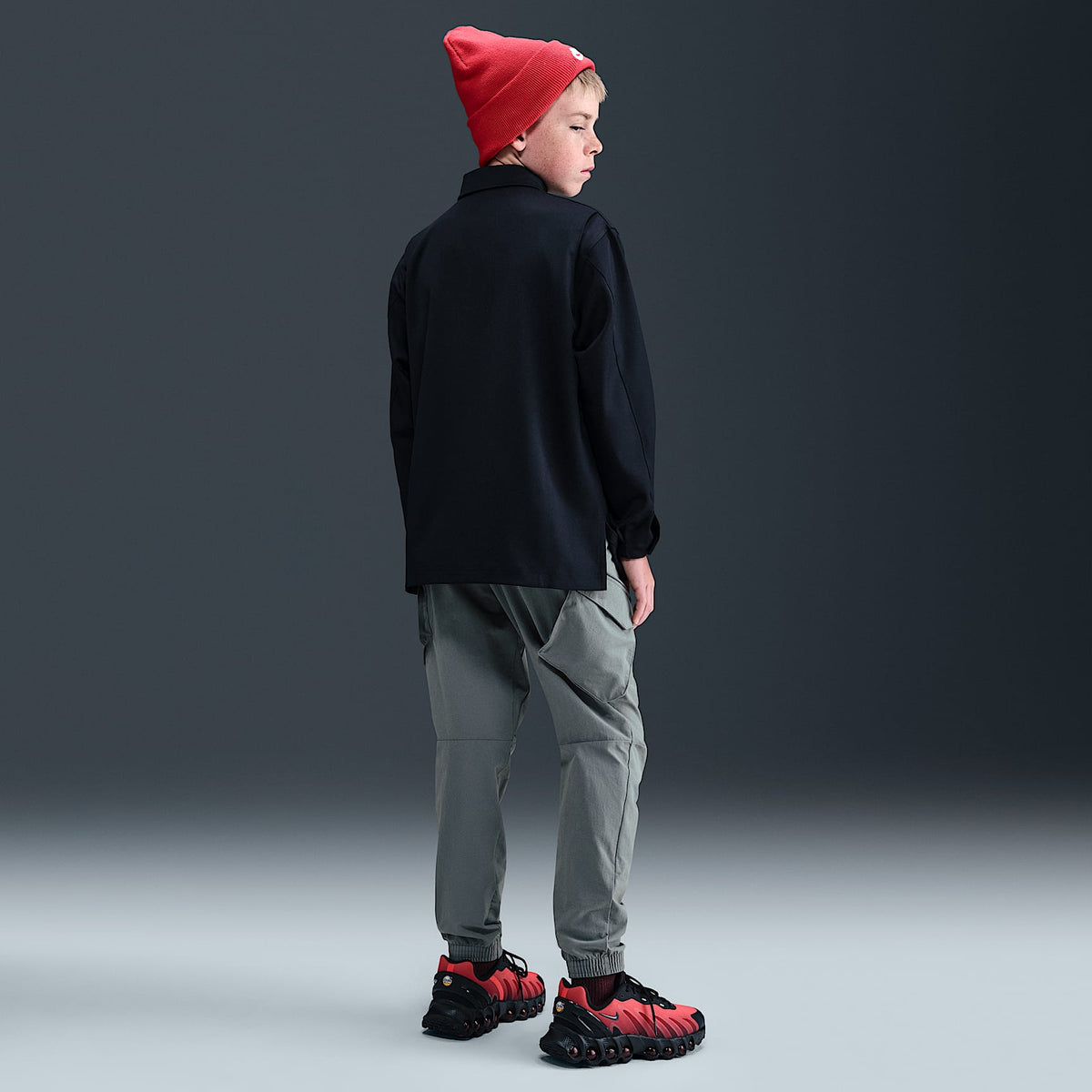 Pants cargo para niños talla grande Nike Sportswear City Utility – Gris humo/Negro – vista 2
