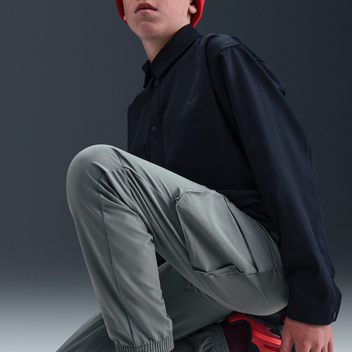 Pants cargo para niños talla grande Nike Sportswear City Utility – Gris humo/Negro – vista 3