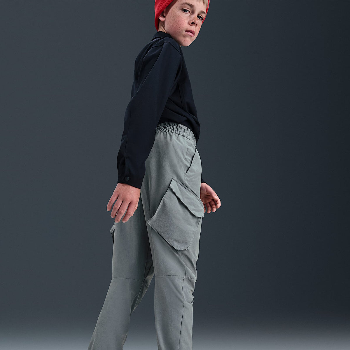 Pants cargo para niños talla grande Nike Sportswear City Utility – Gris humo/Negro – vista 5