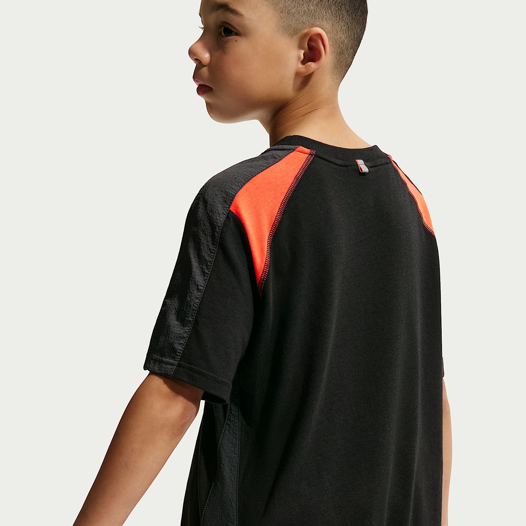 Playera de manga corta para niños talla grande Nike Sportswear City Utility – Negro/Antracita/Naranja césped/Naranja césped – vista 2