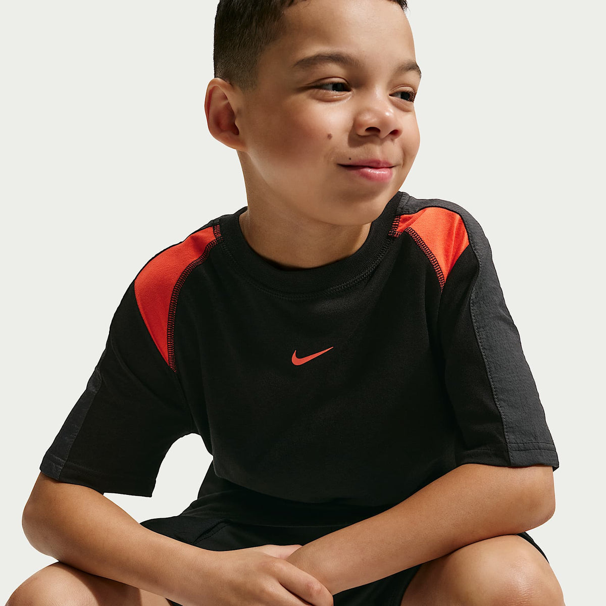 Playera de manga corta para niños talla grande Nike Sportswear City Utility – Negro/Antracita/Naranja césped/Naranja césped – vista 3