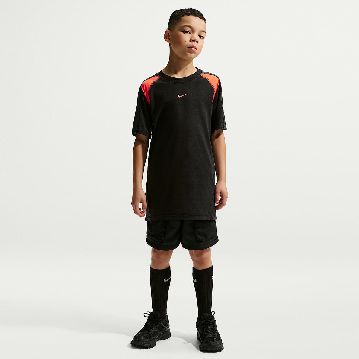 Playera de manga corta para niños talla grande Nike Sportswear City Utility – Negro/Antracita/Naranja césped/Naranja césped – vista 4