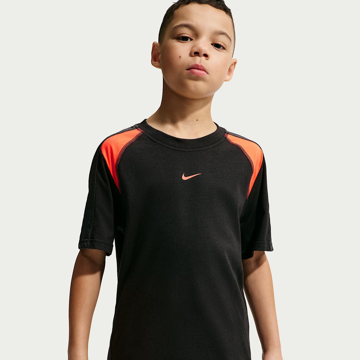 Playera de manga corta para niños talla grande Nike Sportswear City Utility – Negro/Antracita/Naranja césped/Naranja césped – vista 1