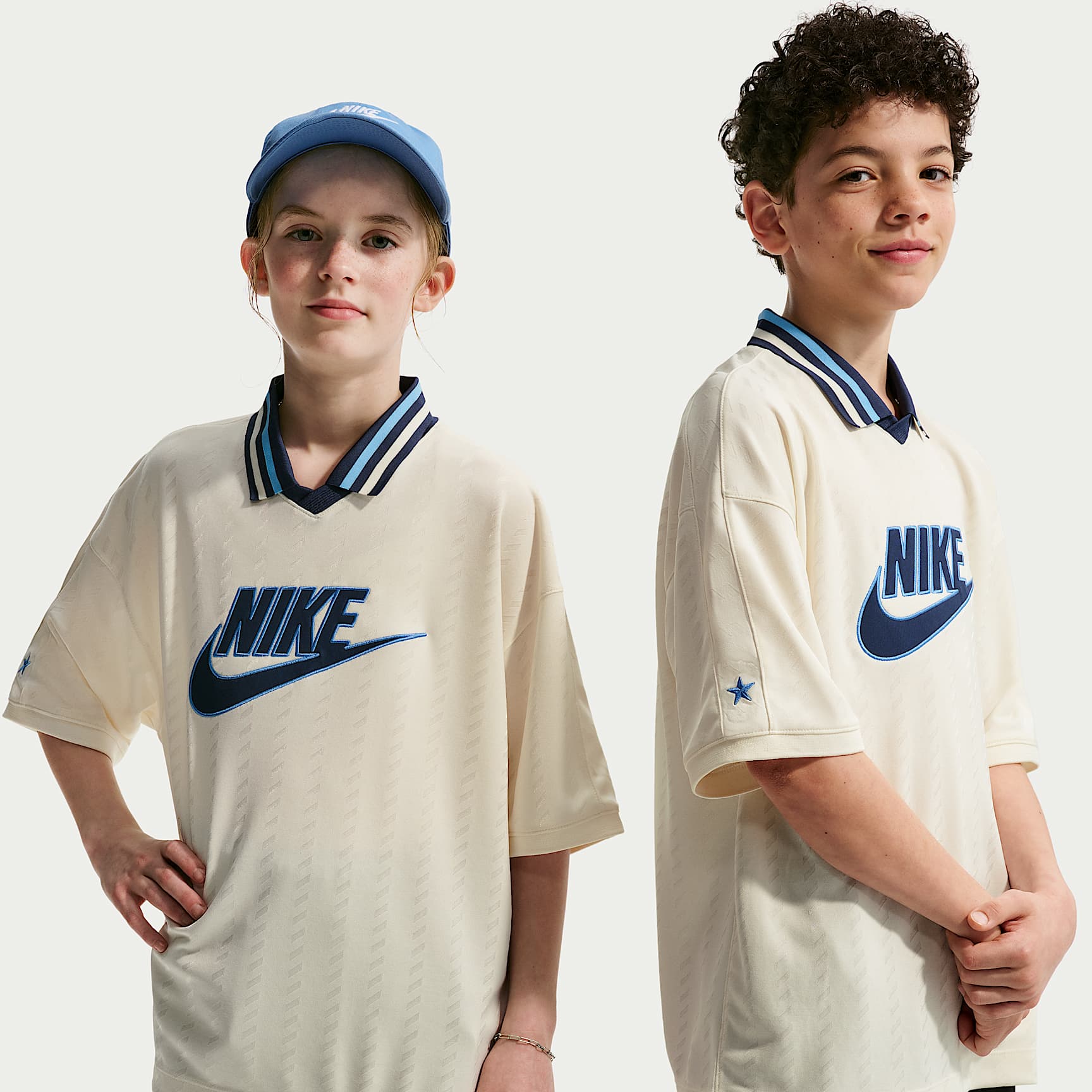 Jersey de manga corta Nike Sportswear para niños talla grande – Perla suave/Azul marino medianoche/Azul universitario/Azul marino medianoche – vista 1