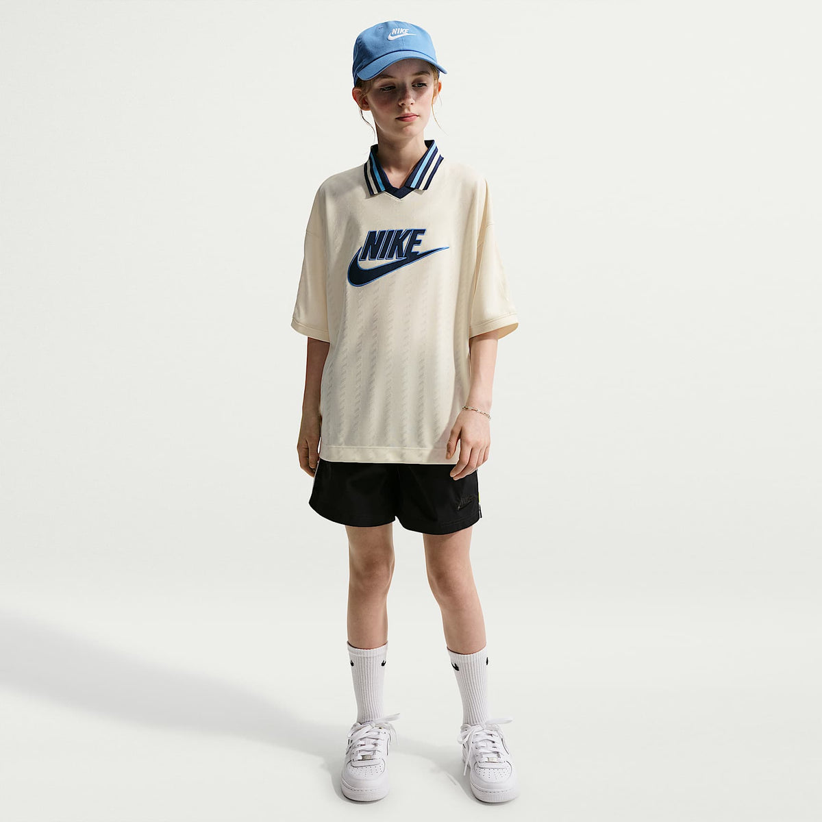 Jersey de manga corta Nike Sportswear para niños talla grande – Perla suave/Azul marino medianoche/Azul universitario/Azul marino medianoche – vista 6