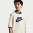 Jersey de manga corta Nike Sportswear para niños talla grande – Perla suave/Azul marino medianoche/Azul universitario/Azul marino medianoche – vista 3