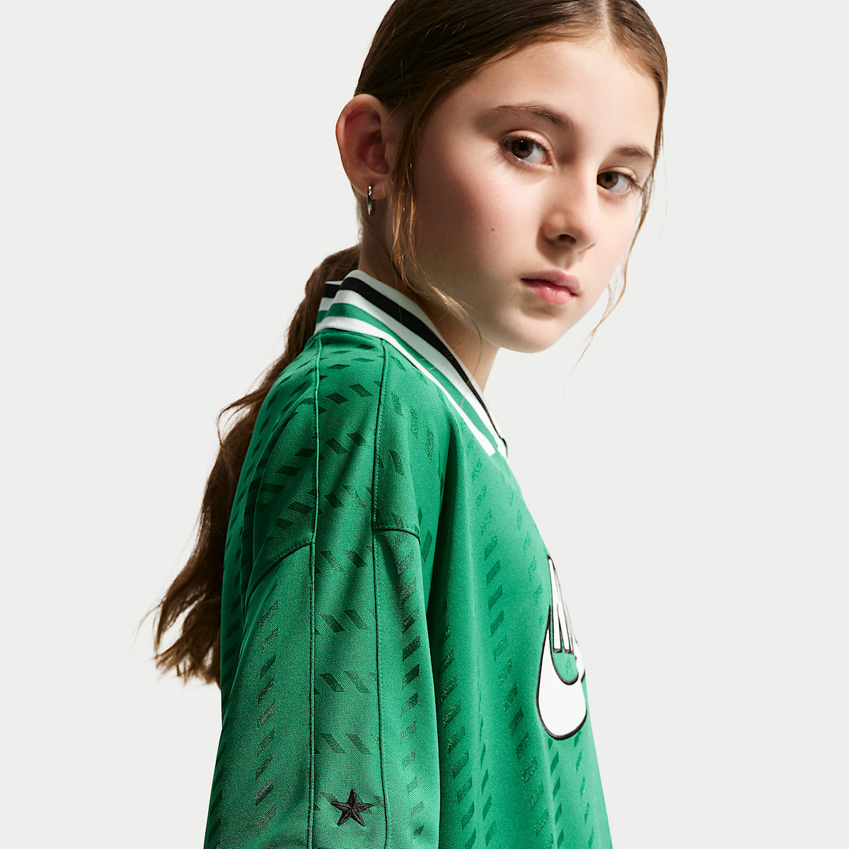 Jersey de manga corta Nike Sportswear para niños talla grande – Malaquita/Verde ligero/Negro/Verde ligero – vista 4
