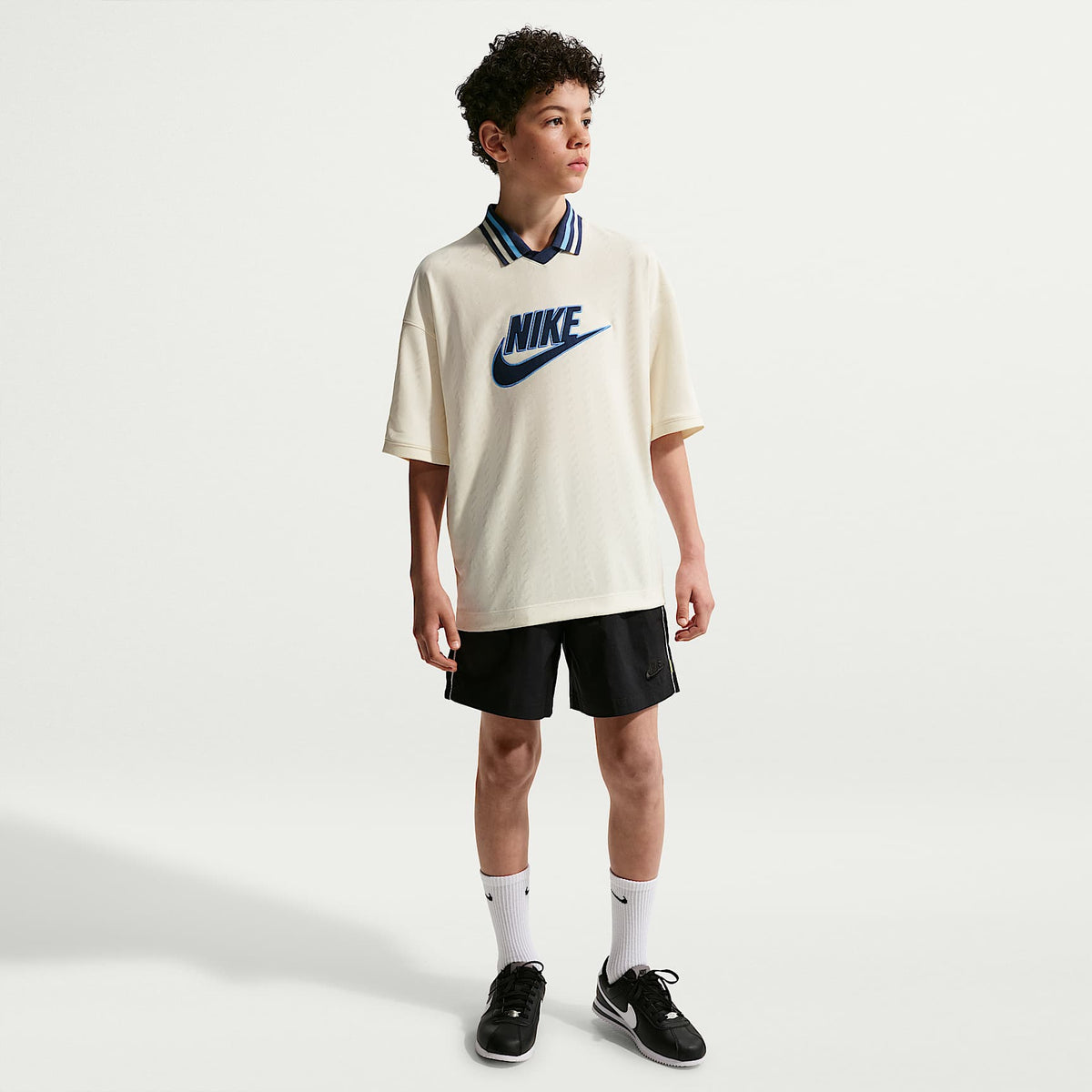 Jersey de manga corta Nike Sportswear para niños talla grande – Perla suave/Azul marino medianoche/Azul universitario/Azul marino medianoche – vista 7
