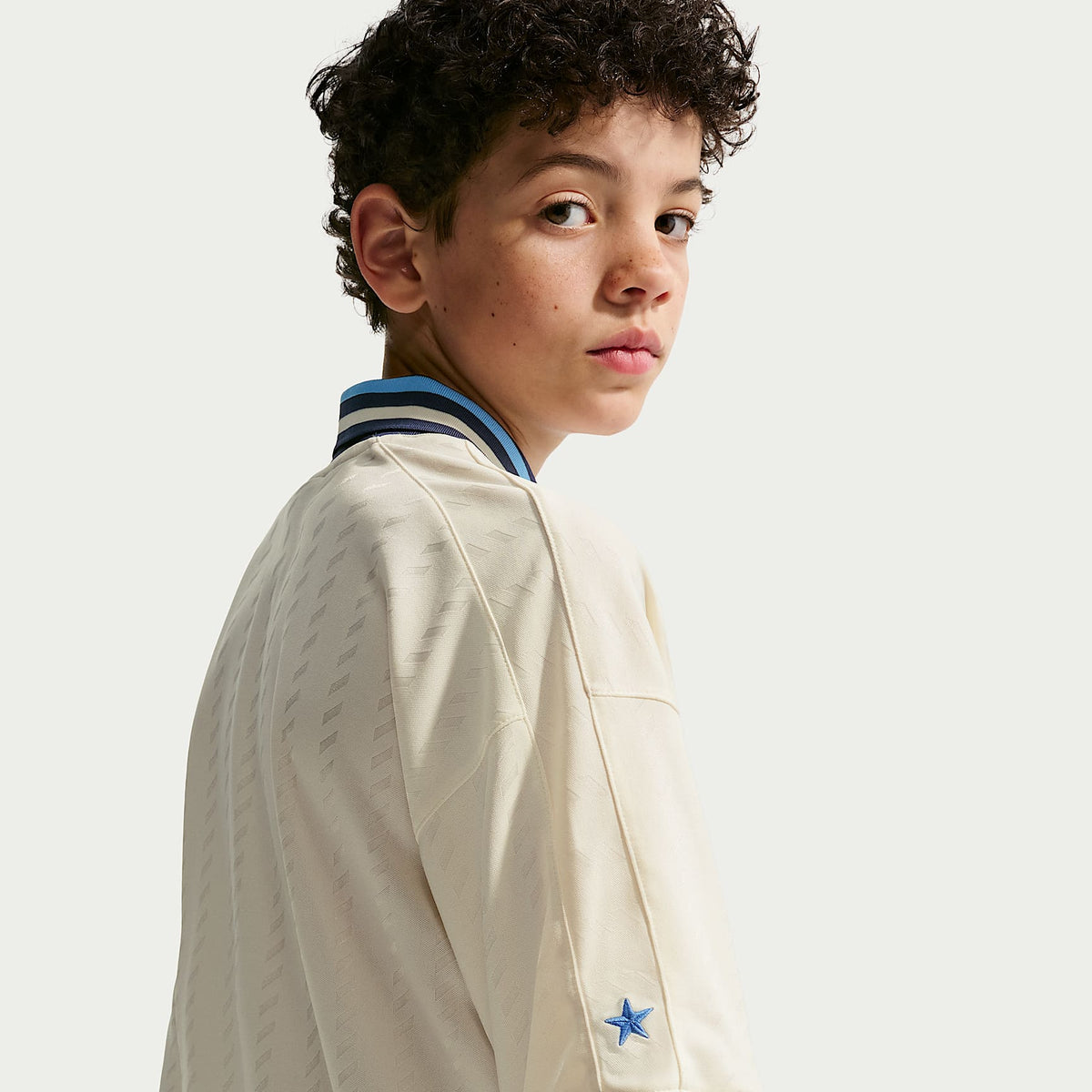 Jersey de manga corta Nike Sportswear para niños talla grande – Perla suave/Azul marino medianoche/Azul universitario/Azul marino medianoche – vista 5