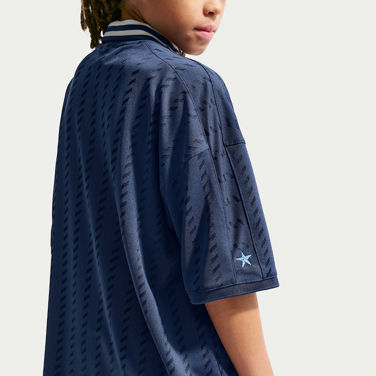 Jersey de manga corta Nike Sportswear para niños talla grande – Azul marino medianoche/Obsidiana/Perla suave/Obsidiana – vista 5