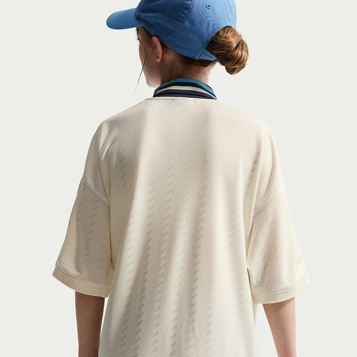 Jersey de manga corta Nike Sportswear para niños talla grande – Perla suave/Azul marino medianoche/Azul universitario/Azul marino medianoche – vista 4