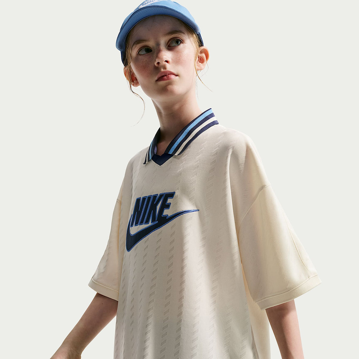 Jersey de manga corta Nike Sportswear para niños talla grande – Perla suave/Azul marino medianoche/Azul universitario/Azul marino medianoche – vista 2