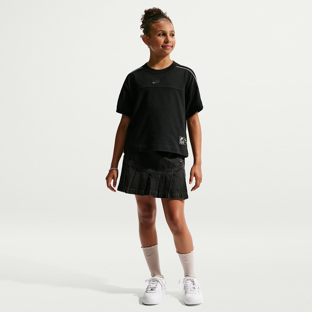 Playera de manga corta para niños talla grande Nike Sportswear Collection – Negro/Negro/Blanco/Negro – vista 7