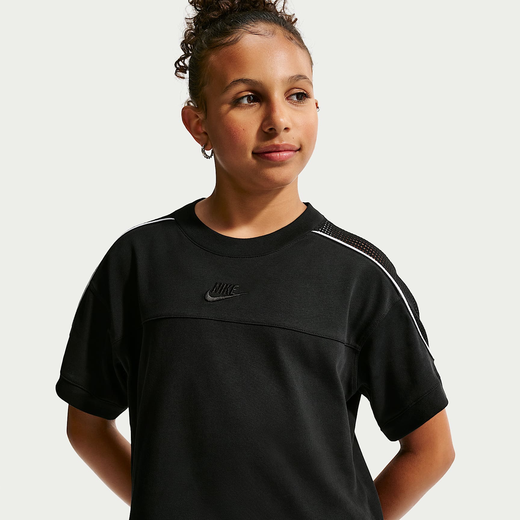 Playera de manga corta para niños talla grande Nike Sportswear Collection – Negro/Negro/Blanco/Negro – vista 2