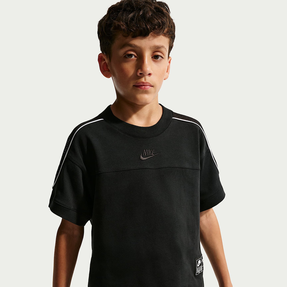 Playera de manga corta para niños talla grande Nike Sportswear Collection – Negro/Negro/Blanco/Negro – vista 3