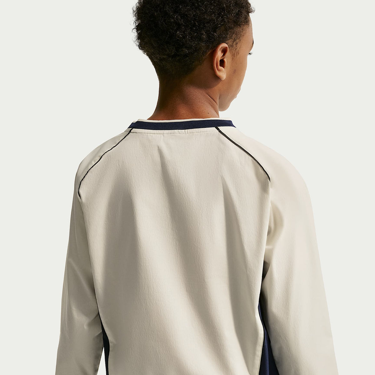 Playera de manga larga de tejido Woven de cuello en V para niños talla grande Nike Sportswear – Perla suave/Azul marino medianoche/Negro/Perla suave – vista 5
