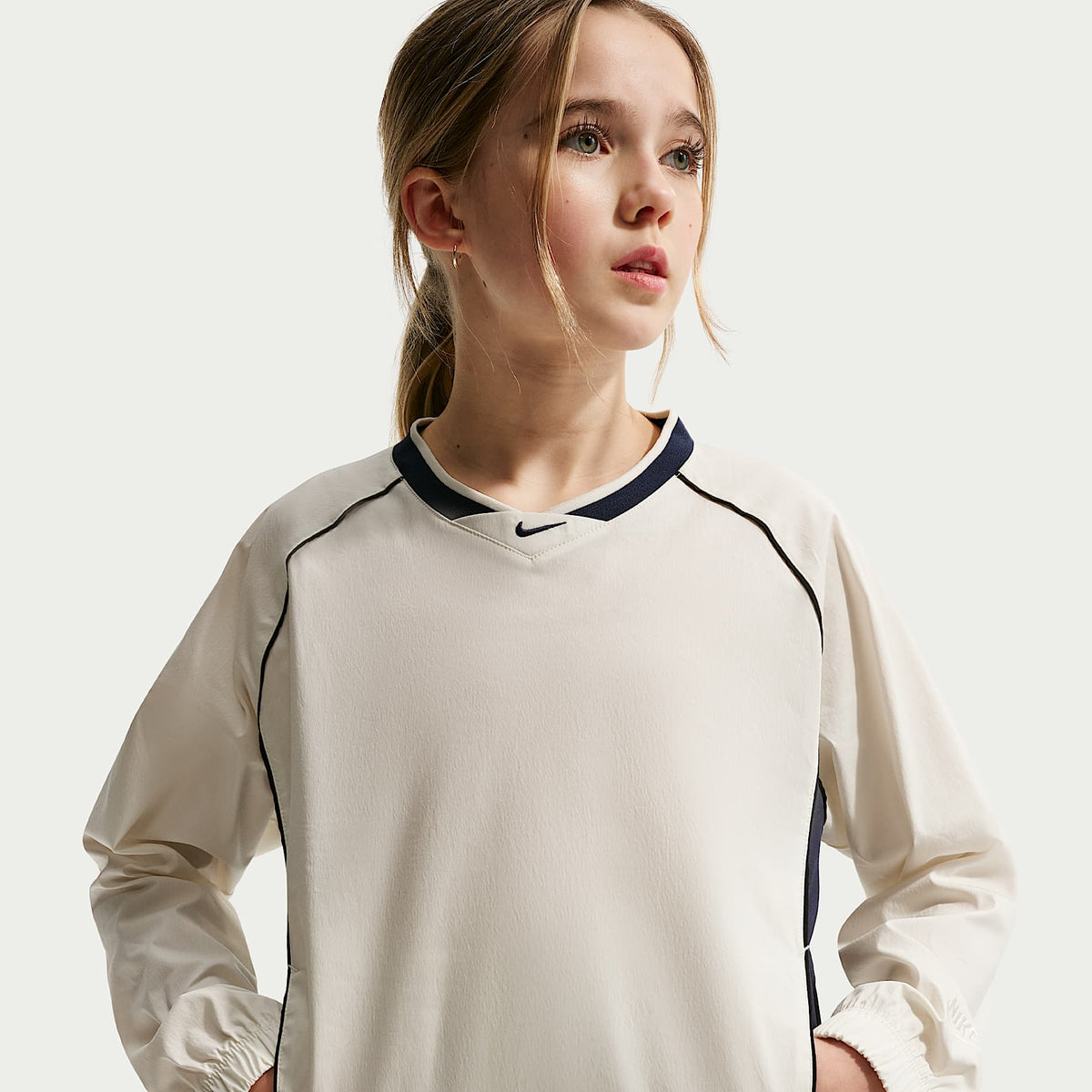 Playera de manga larga de tejido Woven de cuello en V para niños talla grande Nike Sportswear – Perla suave/Azul marino medianoche/Negro/Perla suave – vista 2