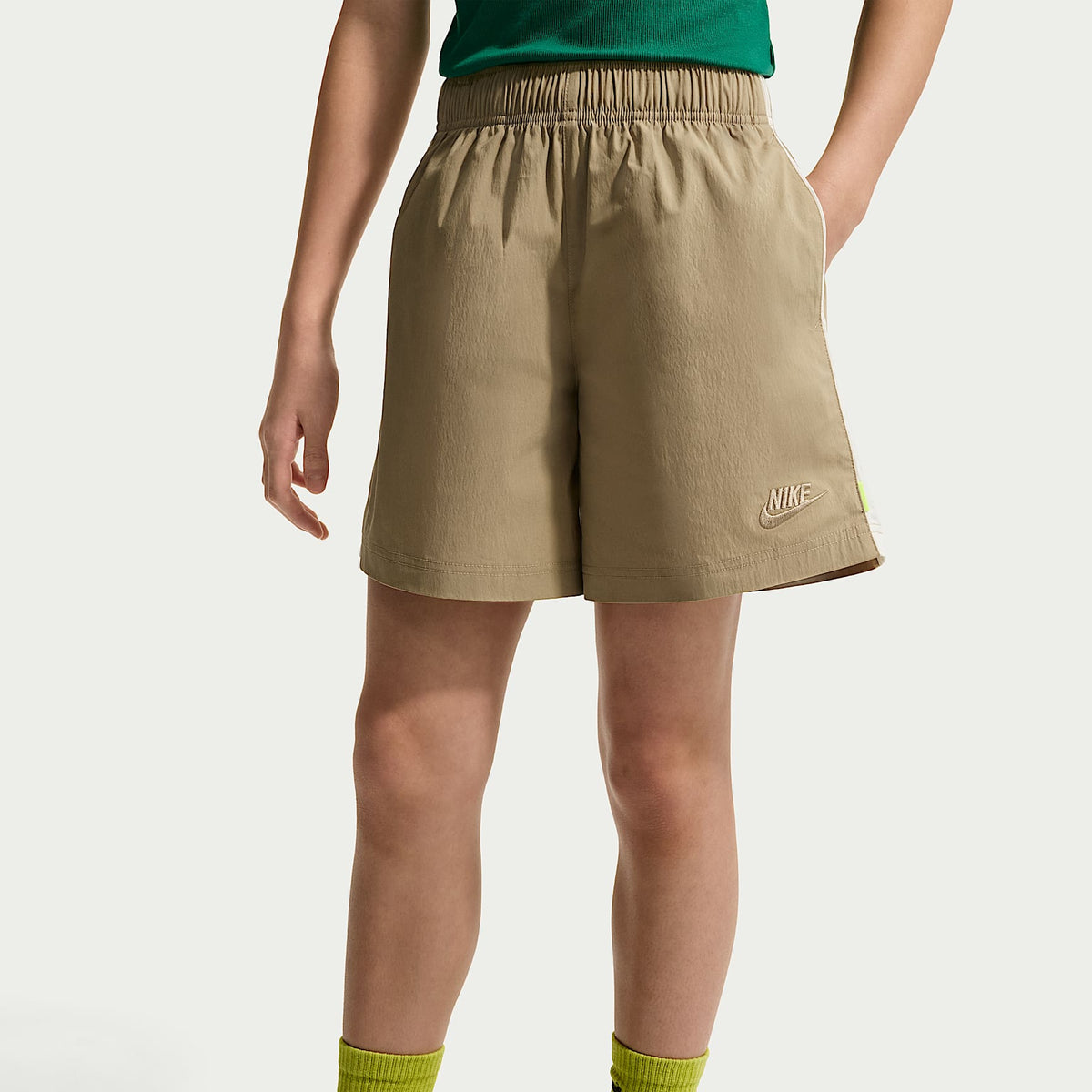 Shorts de tejido Woven para niños talla grande Nike Sportswear – Beige paracaídas/Blanco/Perla suave/Beige paracaídas – vista 3