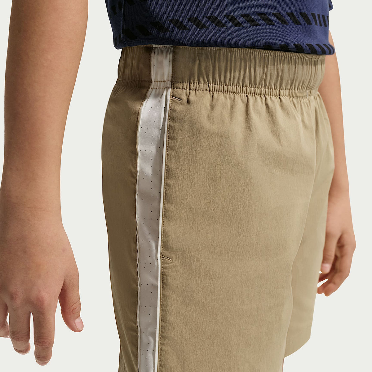 Shorts de tejido Woven para niños talla grande Nike Sportswear – Beige paracaídas/Blanco/Perla suave/Beige paracaídas – vista 2