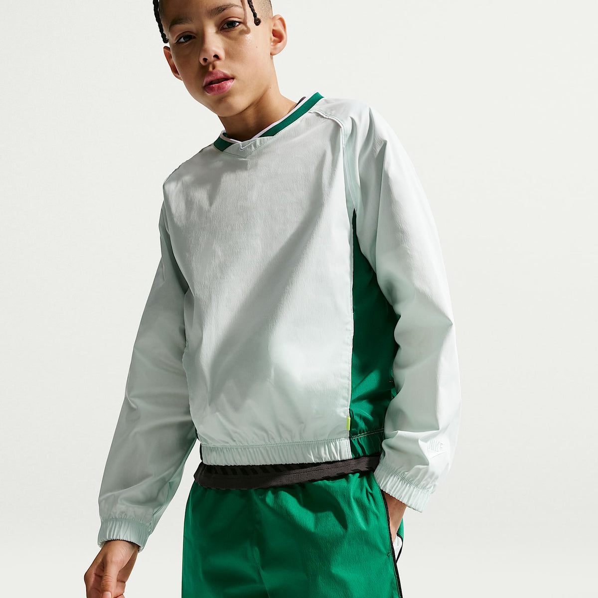 Shorts de tejido Woven para niños talla grande Nike Sportswear – Malaquita/Blanco/Negro/Malaquita – vista 4